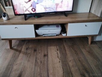Predám tv stolík ,má drobné kozmetické vady viď foto .