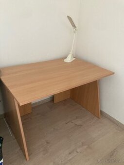 Pracovný stôl a lampa