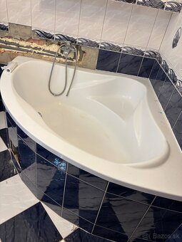 Umývadlo na nohe WC s nádržkou rohová vaňa.