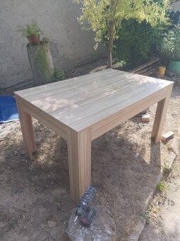 Pekny jedalensky stol 138x90 vyska 76cm.Dub