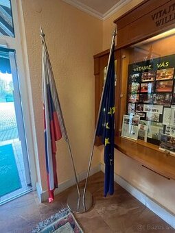 Chrómový stojan na vlajky