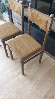 Drevené stoličky a čalunením