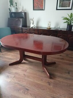 Predám rozťahovací jedálenský stôl