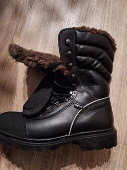 Zateplená zimná bezpečnostná obuv kanady č.41, rukavice,