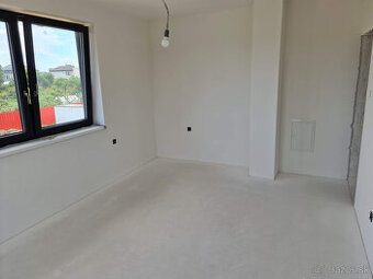 SKVELÉ STROJOVÉ OMIETKY A STIERKY