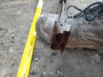 Staré náradie s drevenou rukoväťou