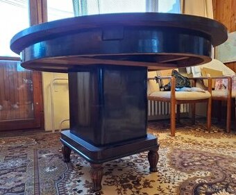 Predam starozitny jedalensky stol z orechoveho dreva