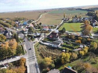 Priestranný stavebný pozemok v pokojnej obci Budmerice