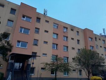 Predám 4 izbový byt vo Vajnoroch 80m + pivnica + balkón