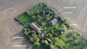 Sebestačný vidiecky statok s viacerými stavbami na samote