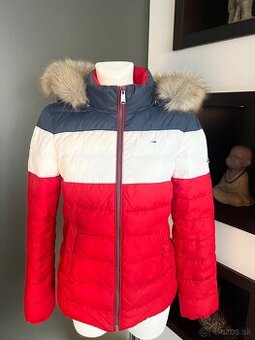 Tommy Hilfiger zimna bunda ikonicka