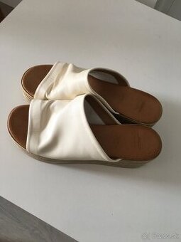 Letné kožené šľapky Baťa na vysokej platforme - č. 39