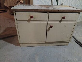 Kredenc starožitností