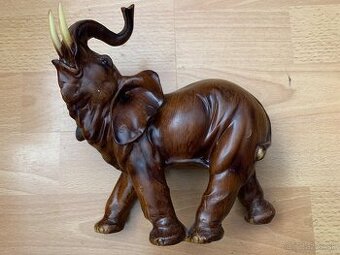 Predám dreveného slona výška 21cm dĺžka 18 cm - 100% stav