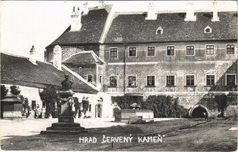 Kúpim pohľadnicu nádvoria hradu Červený kameň