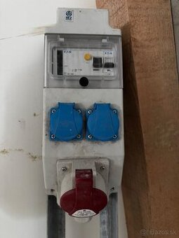 Priemyselná elektrická rozvodnica 32A 5P / 400V s ističmi a