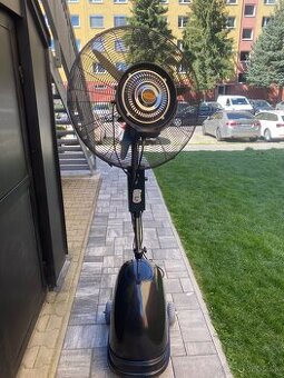 Ventilátor z vodným rozprašovačom.