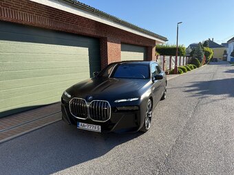 BMW M760e XDrive v Záruke nízky najazd 53000km