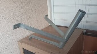 Držiak na satelitnú parabolu.