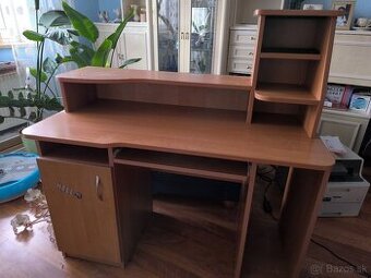 Darujem písací stôl