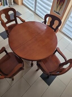 Jedálenské stoličky a stôl