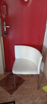 biela rohová stolička