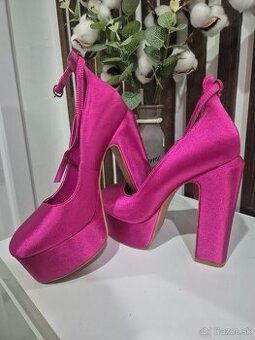 Fuchsiové saténové lodičky na platforme