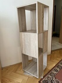 Otočný drevený regál