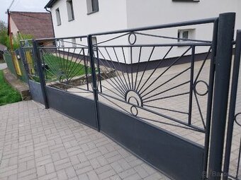 Brána dvojkrídlová cca 3,5 x 1,5 m, bránka 0,85 x 1,5 m