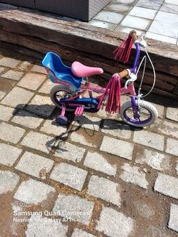 Detsky dievcensky bicykel ma pomocne kolieska ruzovy fialovy