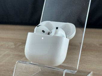 NOVÉ Apple AirPods 4