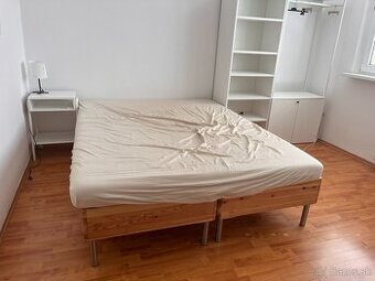 posteľ s matracom