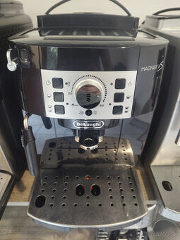 Automatický kávovar Delonghi magnifica s
