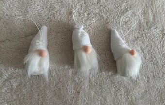 Bieli vianoční škriatkovia – závesné dekorácie (3 ks)