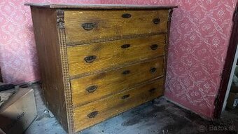 Starožitná drevená komoda