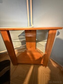 Stolík pod TV