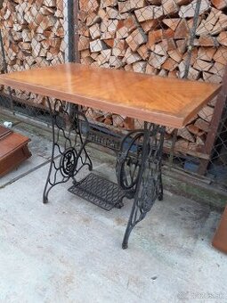 Predám stolík vyrobený zo šijacieho stroja