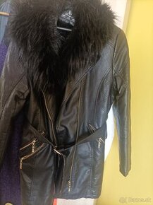 Elegantná dámska čierna kožená bunda s kožušinou