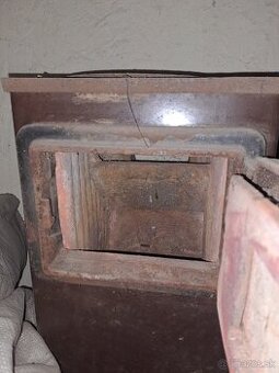 Petrík piecka na drevo