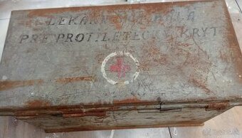 Stara plechova lekarnicka