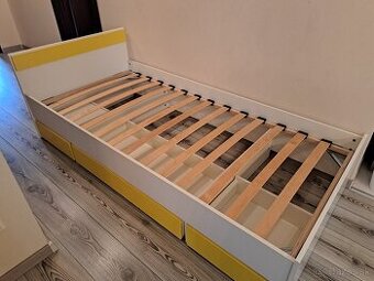 Posteľ s úložným priestorom a roštom