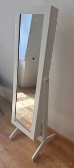 Zrkadlová skrinka na šperky