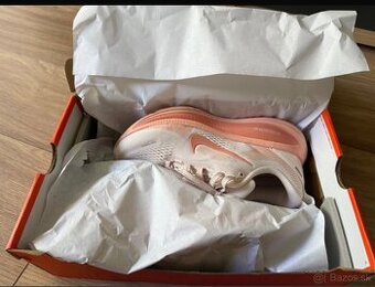 Nike Performance VOMERO 18