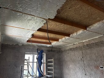 ZATEPLENIE STRIEKANOU PUR PENOU – PODKROVIE, GARÁŽ, DOM