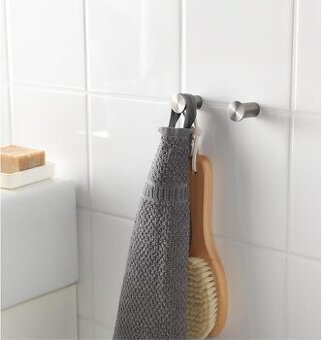 nový vešiak do kupelne IKEA