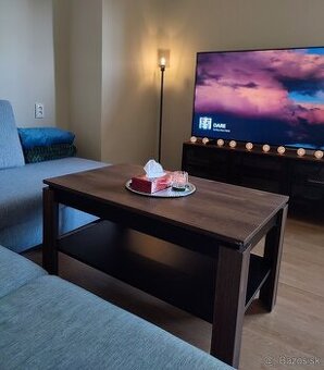 Výškovo nastaviteľný konferenčný stolík