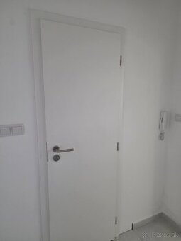 Predám interiérové dvere biele s obložkovou zárubňou