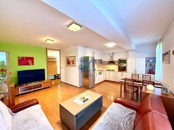 Na predaj – svetlý 2-izbový byt s loggiou a garážou | Bratis