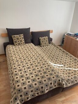 Čalúnená manželská posteľ s úložným priestoromčeskej výroby