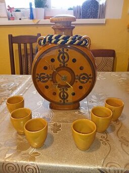 Hodiny karafa so štamprlíkmi